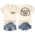 T-shirt scollo a V con stampa Girls Trip 2026 e pantaloncini in denim consumati - S / Sabbia