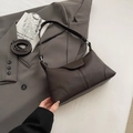 Borsa a mezzaluna marrone scuro in pelle testurizzata con tracolla sottile regolabile - caffè