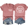 Vorder- und Rückansicht von V-Ausschnitt T-Shirt und Denim Shorts mit Girls Trip 2026 - Roségold