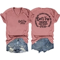 Flachgelegtes rosa V-Ausschnitt T-Shirt mit Aufdruck und Used-Look Denim-Shorts im Set - Roségold (Schwarze Schrift)