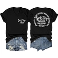 Vorder- und Rückansicht des V-Ausschnitt Girl's Trip 2026 T-Shirts mit Denim-Shorts - Schwarz