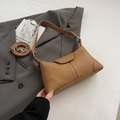 Borsa sottobraccio color caramello in pelle martellata con tracolla rimovibile - Marrone