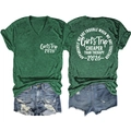 Flachbild-Detail von V-Ausschnitt T-Shirt mit Girl's Trip 2026 Slogan und Jeansshorts - Vintage Grün