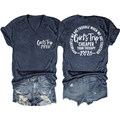 Vorder- und Rückansicht des V-Ausschnitt T-Shirts Girl's Trip 2026 und Denim-Shorts - Marineblau