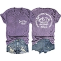 Vorder- und Rückansicht des Girls Trip 2026 V-Ausschnitt T-Shirts mit Denim-Shorts - Lila (Weiße Schrift)