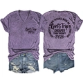 Detaillierte Vorder- und Rückansicht des lila Girls Trip 2026 T-Shirts mit V-Ausschnitt - Lila (Schwarzer Text)