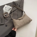 Borsa a spalla in pelle martellata talpa con tracolla regolabile su giacca grigia - Cachi