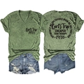 Flachbild von Armee-grünem V-Ausschnitt T-Shirt und zerrissenen Jeans-Shorts mit Grafikdruck - Olivgrün