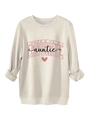Detailansicht des FAVORITE auntie Aufdrucks auf einem warmen, cremefarbenen Sweatshirt - S / Sandfarben