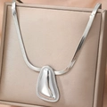 Collana minimalista con pendente a goccia d'argento e catena piatta su confezione - Stile Specchio Goccia d'Acqua Argentata (F1446)