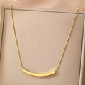 Elegante gouden halsketting met gebogen smile-hanger en verfijnde slangenketting - Gouden Stijl (C8763)