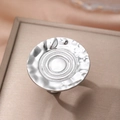 Anello geometrico d'argento minimalista con trama martellata e design circolare - Aperto Regolabile / Stile Argento (F72)