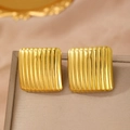 Minimalistische vierkante roestvrijstalen oorknopjes met goudfinish en strepen - Gouden Gestreepte Vierkante Stijl (C8667)