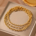 Dreiteiliges goldenes Fußkettchen-Set mit verschiedenen Gliederketten auf Samtuntergrund - Goldener Lagen-Stil (C6341)