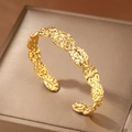 Retro 18k vergulde roestvrijstalen open armband met gehamerde textuur en geweven design - Gouden Gehamerd Stijl (F2871)