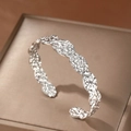 Verstelbare zilveren open armband met gehamerde textuur en moderne golvende randen - Zilveren Gehamerd Stijl (F2872)