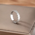 Anello aperto argento minimalista con bordi geometrici in finitura acciaio inossidabile - Stile Bordo Seghettato Argento (C1638)