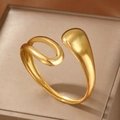 Brazalete abierto retro bañado en oro 18K con diseño de gota y acabado cepillado mate - Estilo de Anillo de Gota de Oro (F2849)