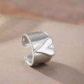 Minimalistische brede zilveren roestvrijstalen hartring met kralenrand en open ontwerp - Zilveren Hart Kralenrand Stijl (C6726)