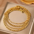 4er-Set goldene geschichtete Fußkettchen mit Figaro- und Gliederketten auf Display - Goldener Stil (C5171)