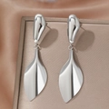 Polished silver leaf drop earrings made of 18K stainless steel for an elegant retro style - Silver (F1572)