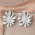 Squisiti orecchini a lobo a margherita dorata con petali testurizzati su velluto luxury - Argento (F232)