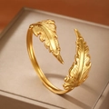 Elegante gouden veer open armband met gedetailleerde textuur in een juwelendoos - Gouden Veren Stijl (F2817)