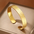 Gepolijste 18K vergulde open armband met golvende textuur in luxe geschenkdoos - Gouden Stijl (F2973)