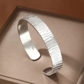 Minimalistische zilveren armband met houtnerftextuur en gepolijste gladde binnenzijde - Zilveren Stijl (F2974)