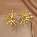 Boucles d'oreilles soleil dorées avec motif flamme géométrique sur tissu en soie - Style Doré (C5857)