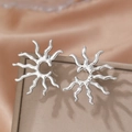 Boucles d'oreilles soleil géométriques argentées sur fond de soie douce - Style Argenté (C5858)