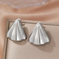 Boucles d'oreilles triangulaires argentées polies avec texture striée sur écrin luxe - Argent (F1730)