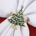 Rond de serviette sapin de Noël avec émail vert et strass brillants sur base dorée - Rond de Serviette Arbre de Noël avec Strass
