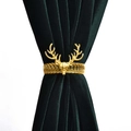 Embrasse de rideau luxe tête de cerf dorée avec ressort sur tissu en velours vert foncé - Style Tête d'Élan Or