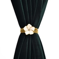 Embrasse de rideau fleur blanche élégante avec boucle dorée sur velours vert - Style Fleur Or