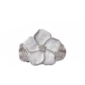 Détail de la bague en alliage argenté avec pétales blancs, texture perlée et cristaux - Style Fleur Argent