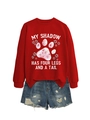 Detail eines roten Sweatshirts mit Hundeprint und blauen Jeansshorts mit Destroyed-Effekt - S / Rot (Weißer Druck)