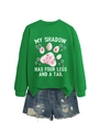 Details von grünem Sweatshirt mit weißem Text und Used-Look Jeansshorts für Damen - S / Grasgrün (Weiße Grafik)
