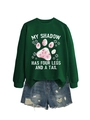 Détail du sweat vert foncé avec empreinte de patte et texte My Shadow Has Four Legs - Vert Foncé (Imprimé Blanc)