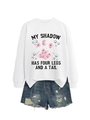 Détail du sweat blanc avec imprimé My Shadow Has Four Legs et short en jean bleu - Blanc (Lettres Noires)