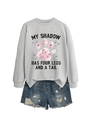 Ensemble sweat-shirt gris avec motif patte et short en jean vieilli posé à plat - Gris (Imprimé Noir)