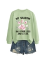Détail du sweat-shirt vert clair avec texte imprimé et short en jean bleu délavé - Vert Olive (Lettres Noires)