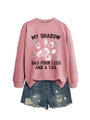 Détail du sweat rose avec texte 'MY SHADOW HAS FOUR LEGS' et motif patte fleurie - Or Rose (Lettres Noires)