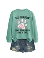 Détail du sweat menthe avec imprimé animal et short en jean bleu aux bords effilés - Vert Clair (Imprimé Noir)