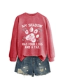 Vue à plat du sweat corail avec citation de chien et short en jean bleu délavé - Rouge (Lettres Blanches)