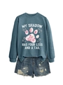 Détail du sweat bleu avec texte 'My shadow has four legs' et motif patte à fleurs - Bleu (Imprimé Blanc)