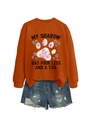 Détail du sweat-shirt orange brûlé avec patte florale et short en jean sur fond blanc - Orange Rouille (Graphique Noir)