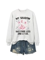 Détail du sweat gris avec imprimé 'My Shadow Has Four Legs' et short en jean vieilli - Blanc cassé (Graphique noir)