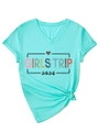Détail du t-shirt col V vert menthe Girls Trip 2026 avec cœur léopard et nœud latéral - S / Bleu Eau Profonde (Graphique Noir)
