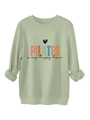 Dettaglio dei polsini a coste e scritta Pilates Is My Happy Hour su felpa in pile spesso - verde oliva